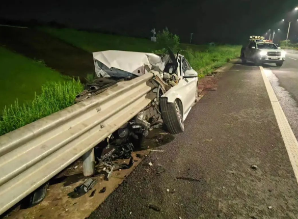 酒駕后別簽字，有用嗎？深夜，車頭“劈”成兩半！人不報警，車報了警......