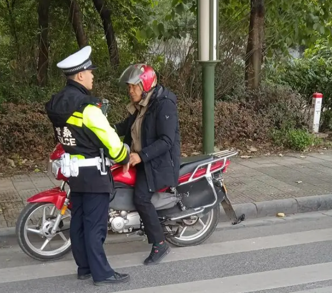 查處酒駕，只為大家的出行保駕護(hù)航